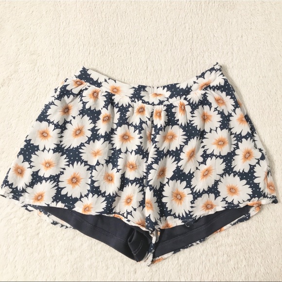 Blu Pepper Pants - 5/$15 Floral Daisy Shorts size small